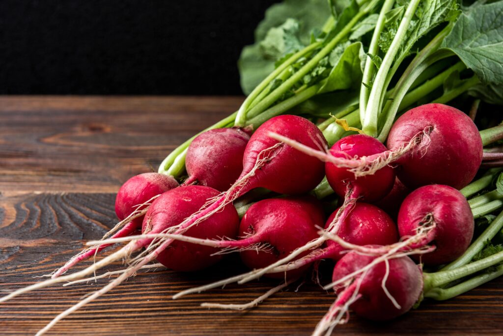 Radieschen anbauen: Dein Turbo-Gemüse für Beet & Balkon Radieschen anbauen: Dein Turbo-Gemüse für Beet & Balkon