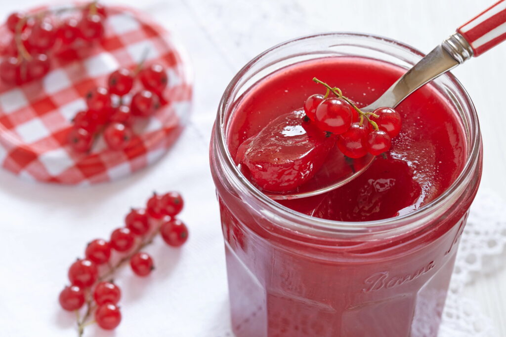 Johannisbeersirup Johannisbeer Sirup Johannisbeersirup Rezept Johannisbeersirup selber machen Johannisbeersirup aus Saft Johannisbeersirup ohne Zucker schwarzer Johannisbeersirup Johannisbeersaft selber machen, Johannisbeergelee Johannisbeeren Gelee Johannisbeergelee Rezept rote Johannisbeeren Gelee schwarze Johannisbeeren Gelee Gelee aus schwarzen Johannisbeeren
